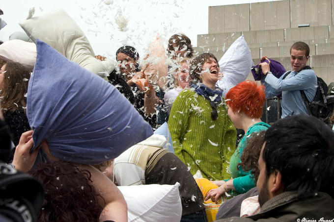 Flash_Mob___Pillow_Fight_4_by_mistero.jpg